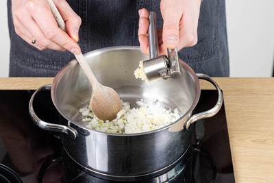 Zwiebeln und Knoblauch anschwitzen