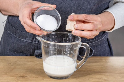 Hefe in Milch auflösen