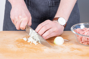 Zwiebel würfeln