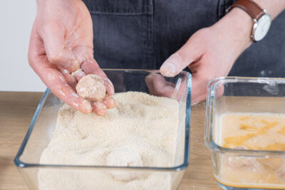 Bitterballen panieren