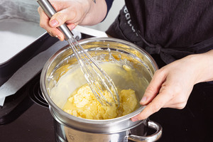 Butter und weiße Schokolade schmelzen.