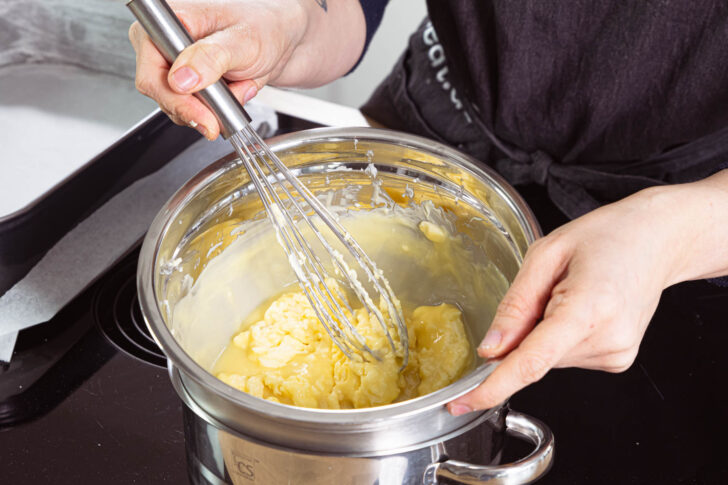 Butter und weiße Schokolade schmelzen.