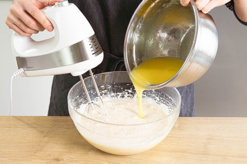 Butter-Schoko-Masse zu den aufgeschlagenen Eiern geben