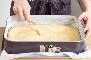 Rührteig in der Backform verstreichen