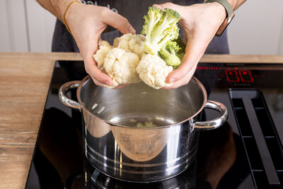 Brokkoli und Blumenkohl zur Zwiebel geben