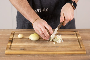 Zwiebeln klein schneiden