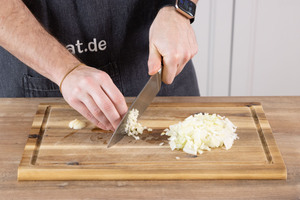 Knoblauch fein hacken.