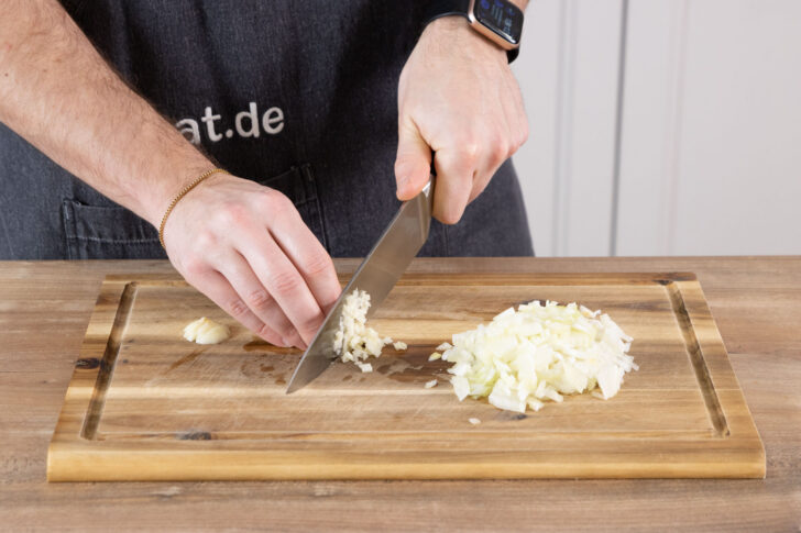 Knoblauch fein hacken.