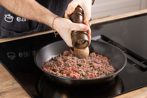 Hackfleisch würzen.