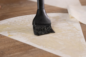 Filoblätter mit Butter bestreichen
