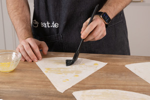 Filoblätter mit Butter bestreichen