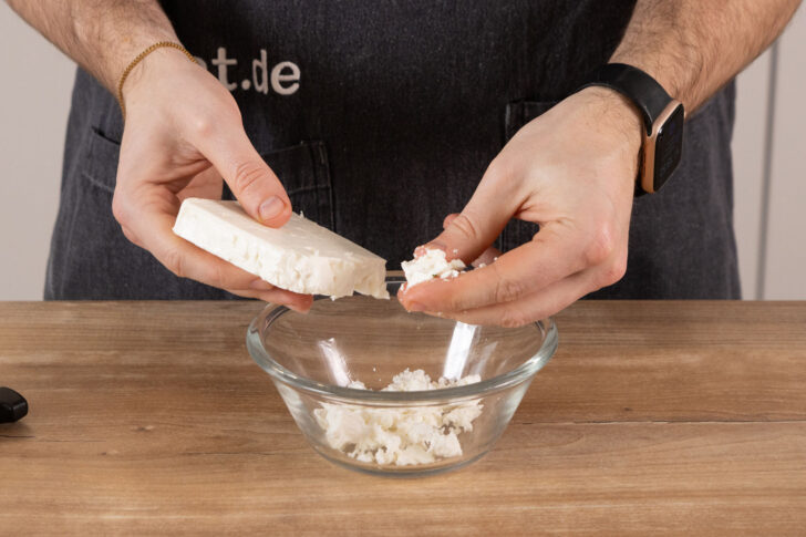 Feta zerkrümeln.