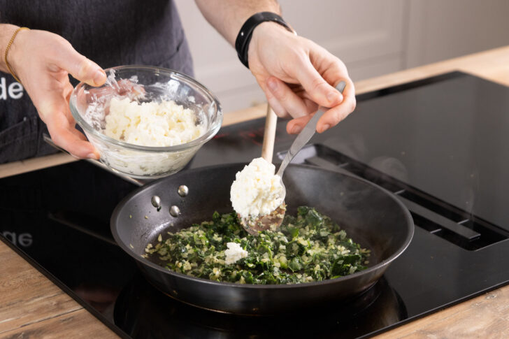 Feta-Joghurt-Gemisch zugeben.