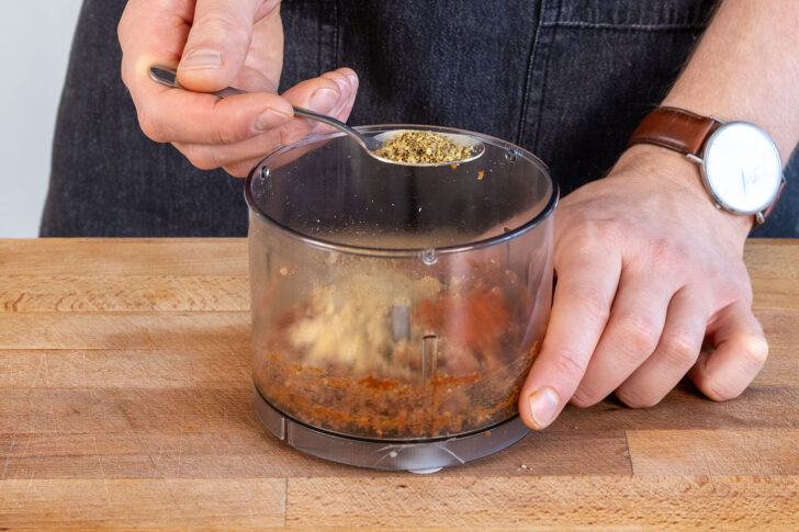 Gewürze zu den Tomaten in den Mixer geben