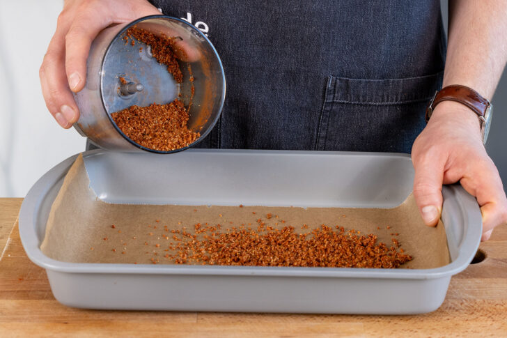 Bolognese-Gewürz auf ein Backblech mit Backpapier verteilen