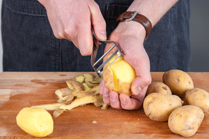 Kartoffeln schälen