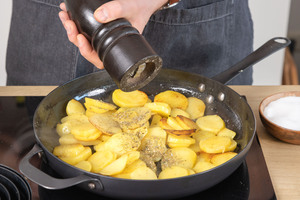 Bratkartoffeln würzen