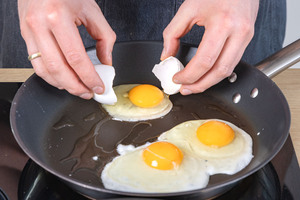 Spiegeleier in der Pfanne braten