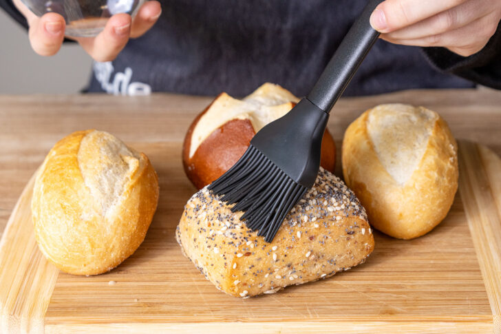 TK-Brötchen mit Wasser bestreichen