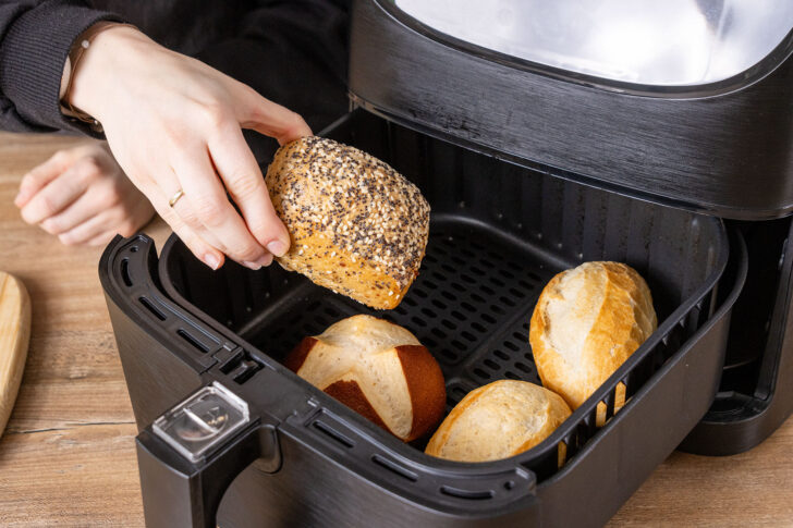 Brötchen in die Heißluftfritteuse geben