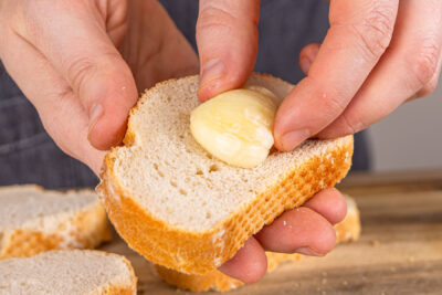 Baguette mit Knoblauch einreiben