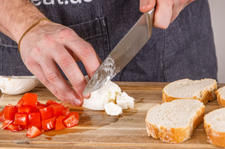 Mozzarella würfeln