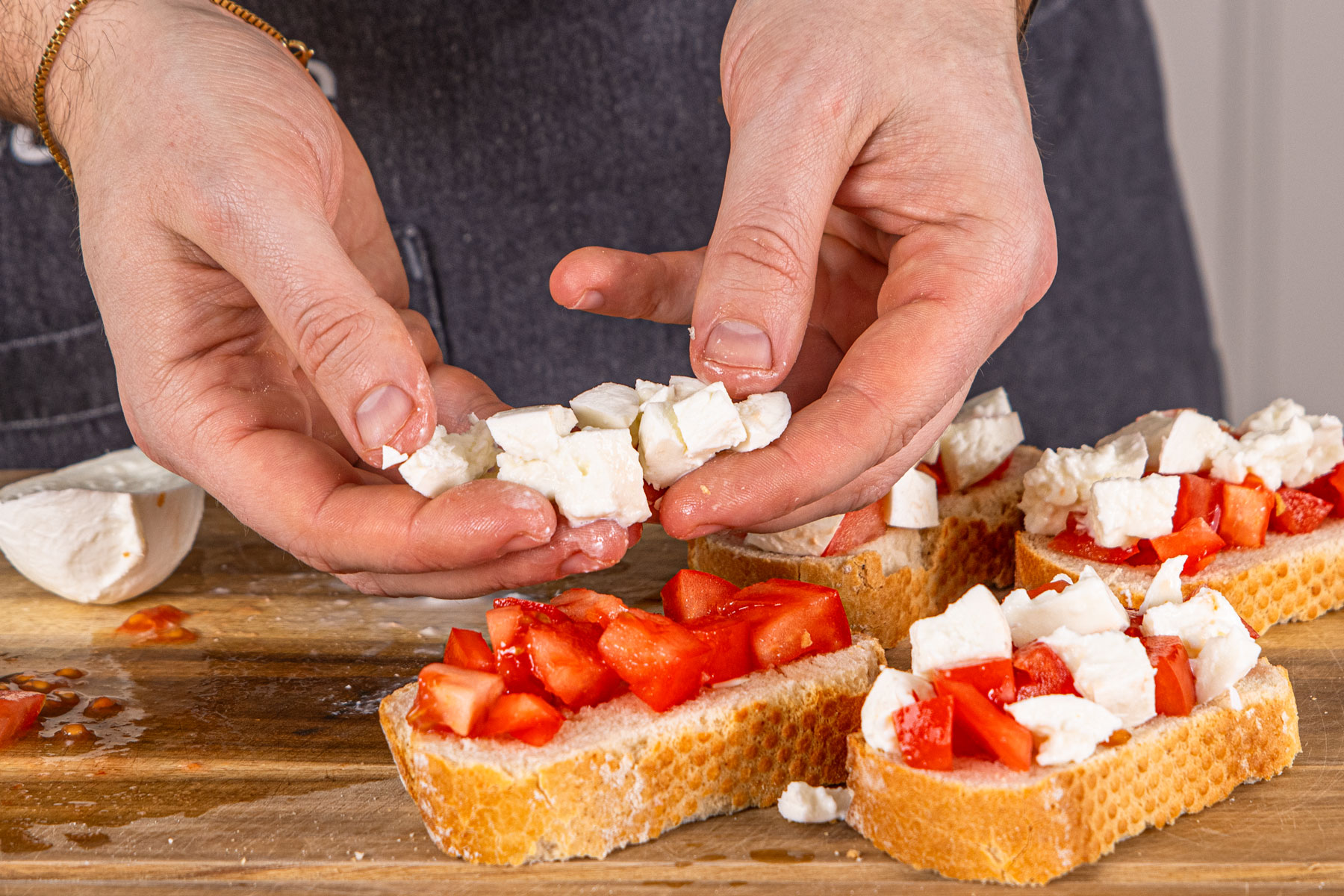 Bruschetta mit Tomaten und Mozzarella