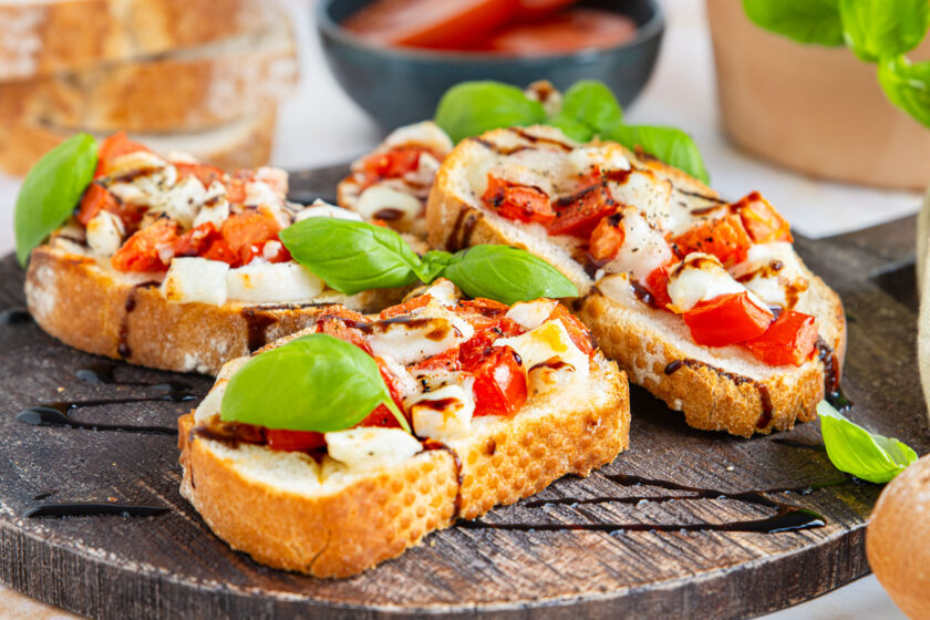 Bruschetta mit Tomaten und Mozzarella