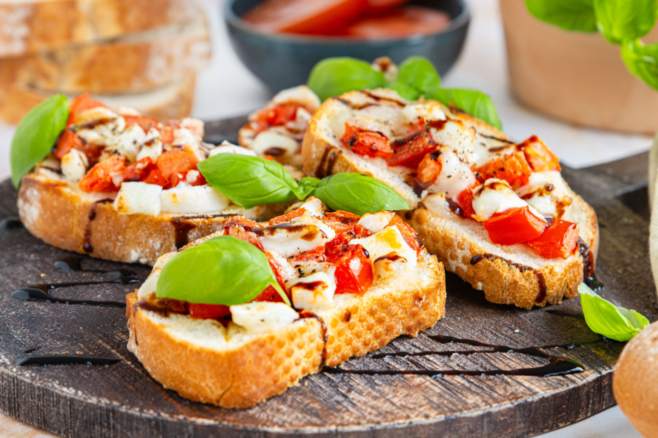 Bruschetta mit Tomaten und Mozzarella | Rezept - eat.de Bruschetta mit Tomaten und Mozzarella | Rezept - eat.de