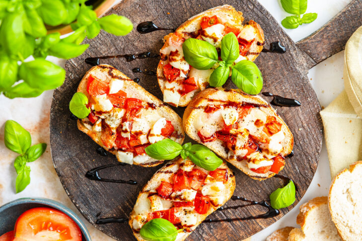 Bruschetta mit Tomaten und Mozzarella