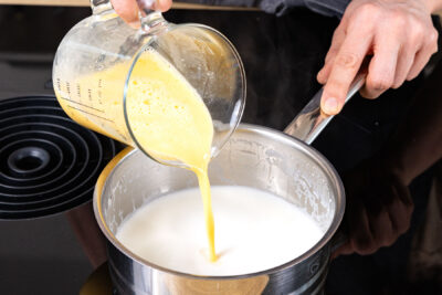 angerührtes Vanillepuddingpulver zu Milch geben