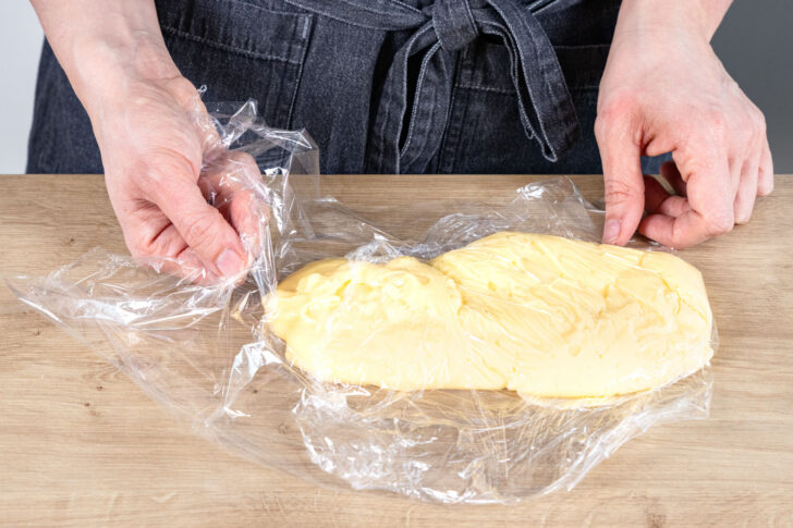 Vanillepudding in Frischhaltefolie einschlagen
