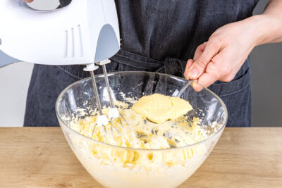 Vanillepudding zur Butter geben