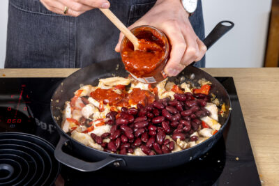 Salsa zur Füllung geben
