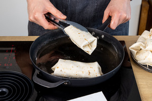 Chimichangas in die Pfanne geben