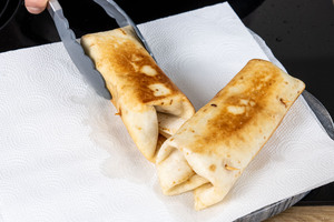 Chimichangas auf Küchenpapier abtropfen lassen