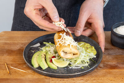 Käse auf die Chimichangas geben
