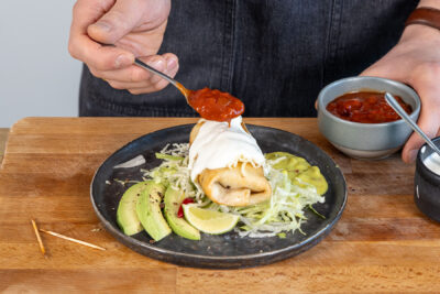 Salsa auf die Chimichangas geben