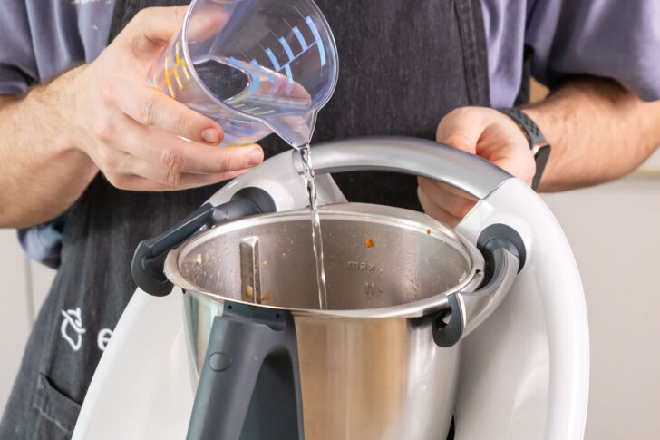 Wasser in den Thermomix® geben