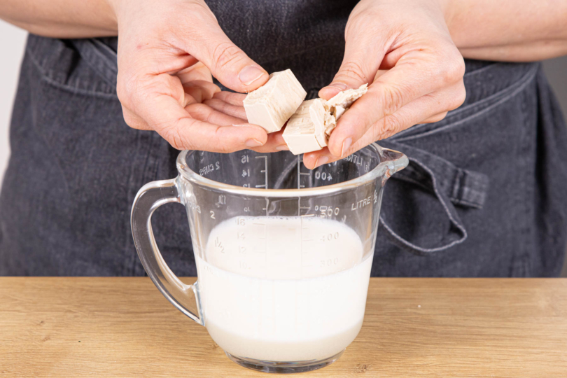 Frische Hefe und Zucker in lauwarmer Milch auflösen