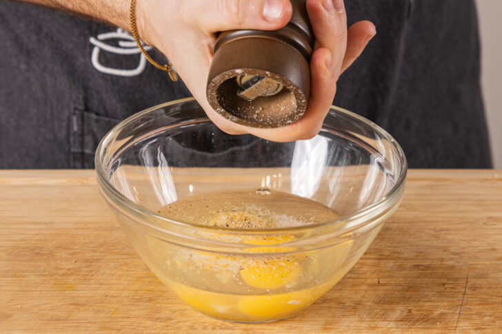 Eier mit Salz und Pfeffer würzen