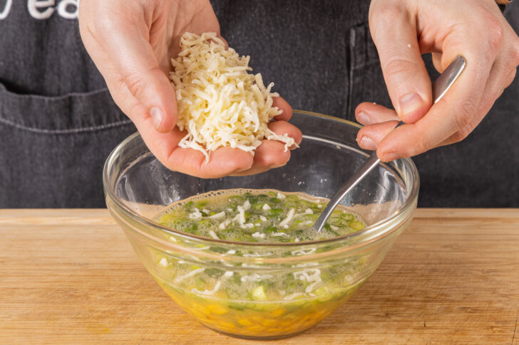 geriebenen Mozzarella in die Schüssel geben