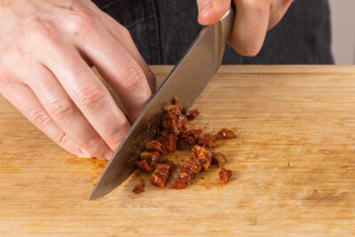 getrocknete Tomaten fein hacken