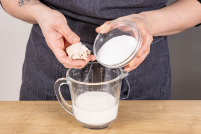 Hefe & Zucker in Milch auflösen