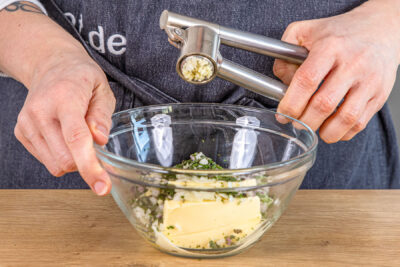 Knoblauch zur Butter pressen