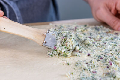 Kräuterbutter verteilen