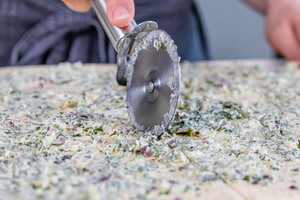 Teig für Faltenbrot mit Kräutern und Knoblauch teilen