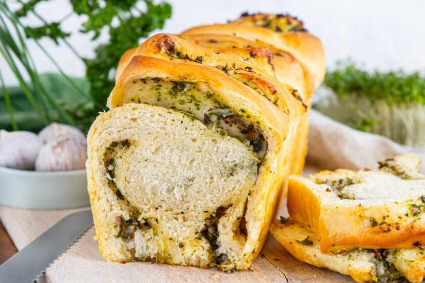 Faltenbrot mit Kräutern und Knoblauch