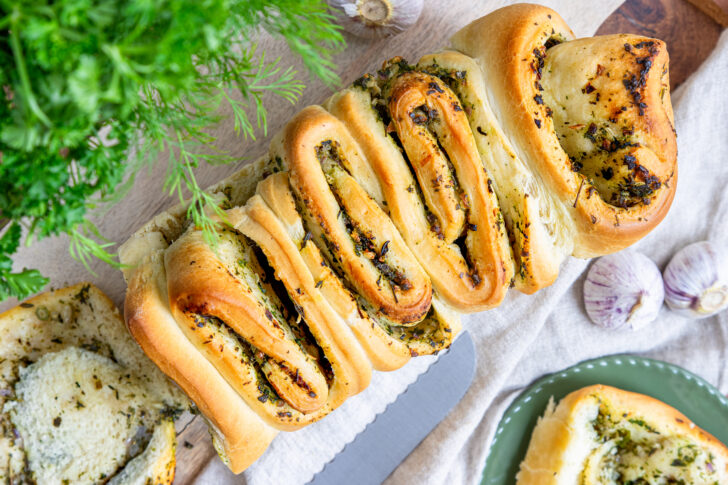 Faltenbrot mit Kräutern und Knoblauch