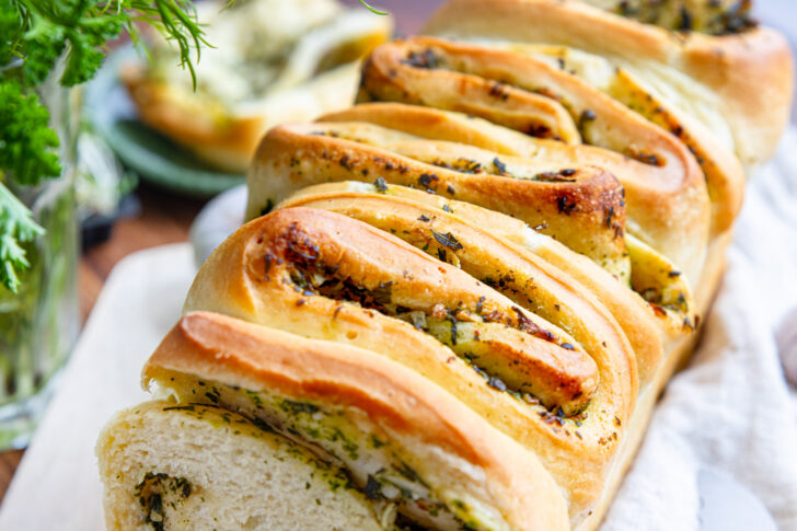 Faltenbrot mit Kräutern und Knoblauch